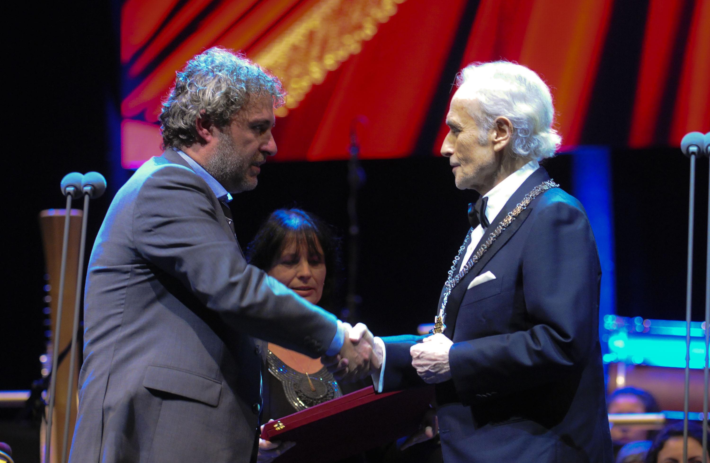 Заместник-министърът на културата Боил Банов връчва орден ”Златен век” на Хосе Карерас