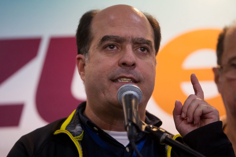 Лидерът на опозицията Хулио Боргес говори на пресконференция в Каракас след изборната победа във Венецуела