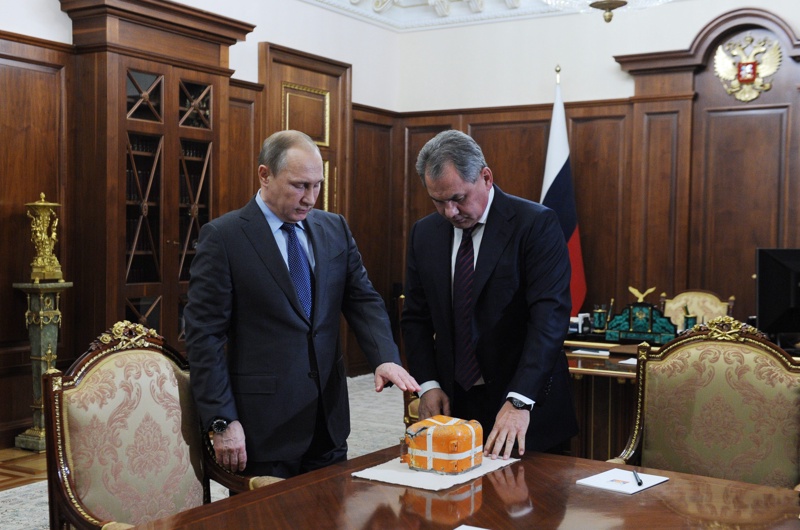 Министър Шойгу показа черната кутия на президента Путин