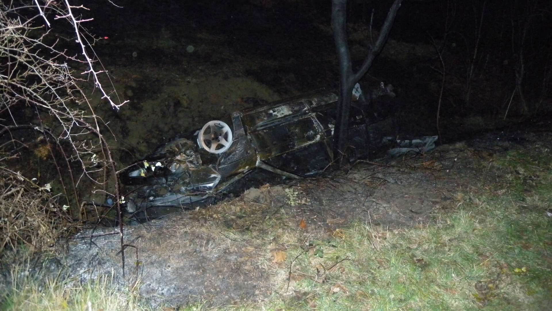 Двама мъже изгоряха в катастрофирал автомобил край Върбица