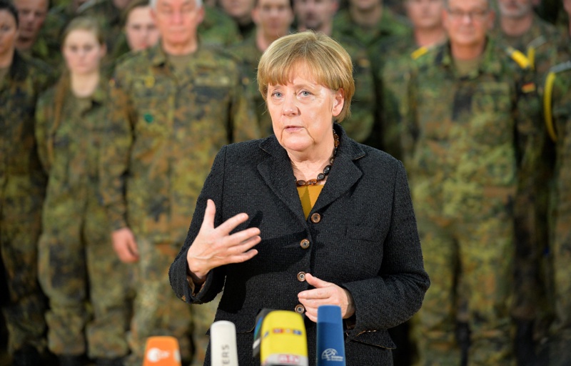 Канцлерът Ангела Меркел сред германски военни