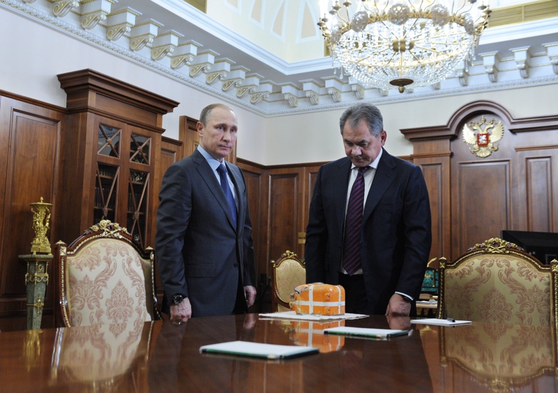 Владимир Путин и министър Сергей Шойгу разглеждат черната кутия на сваления от Турция руски Су-24