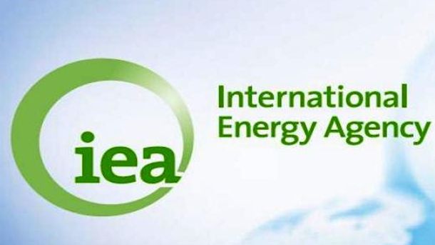 IEA предупреди, че глобалното свръхпредлагане на петрол може допълнително да се влоши през 2016-а