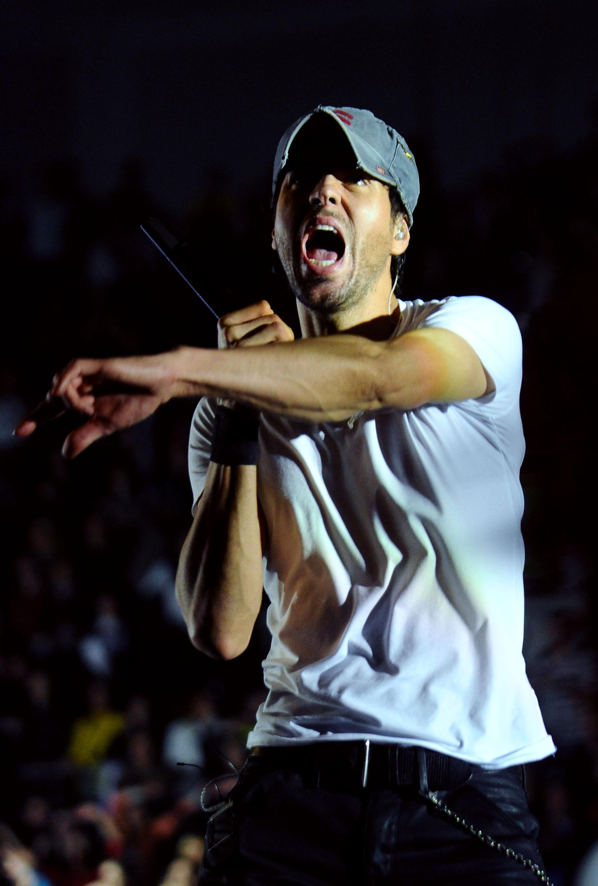 Енрике Иглесиас пя в ”Арена Армеец” през декември 2015 г.