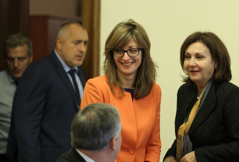 Екатерина Захариева (вляво) беше представена на заседание на МС