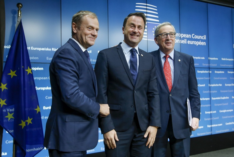 Председателят на ЕК Юнкер, председателят на ЕС Туск и премиерът на Люксембург Бетел на пресконференцията след срещата на върха