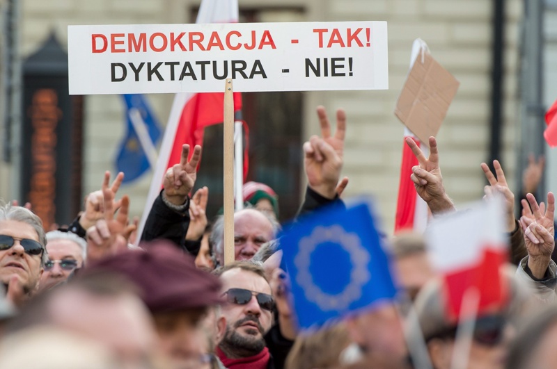 Протести в Полша в защита на демокрацията