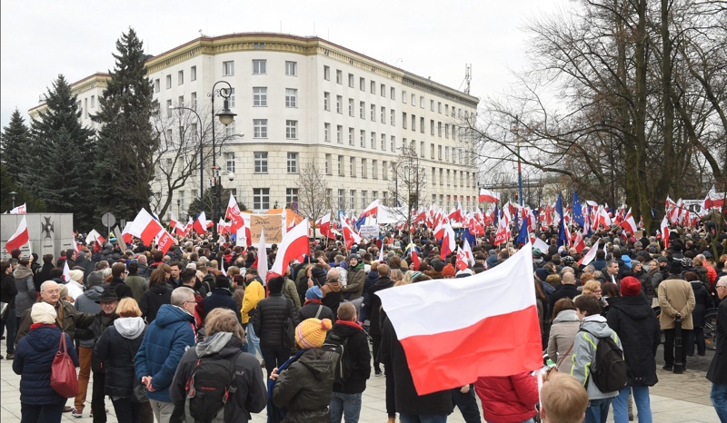 Протести в Полша в защита на демокрацията