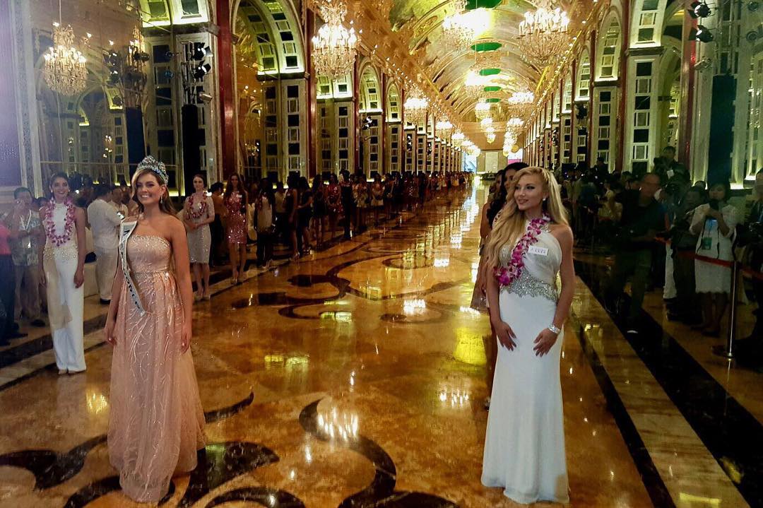 Венета Кръстева на откриването на Мис Свят 2015