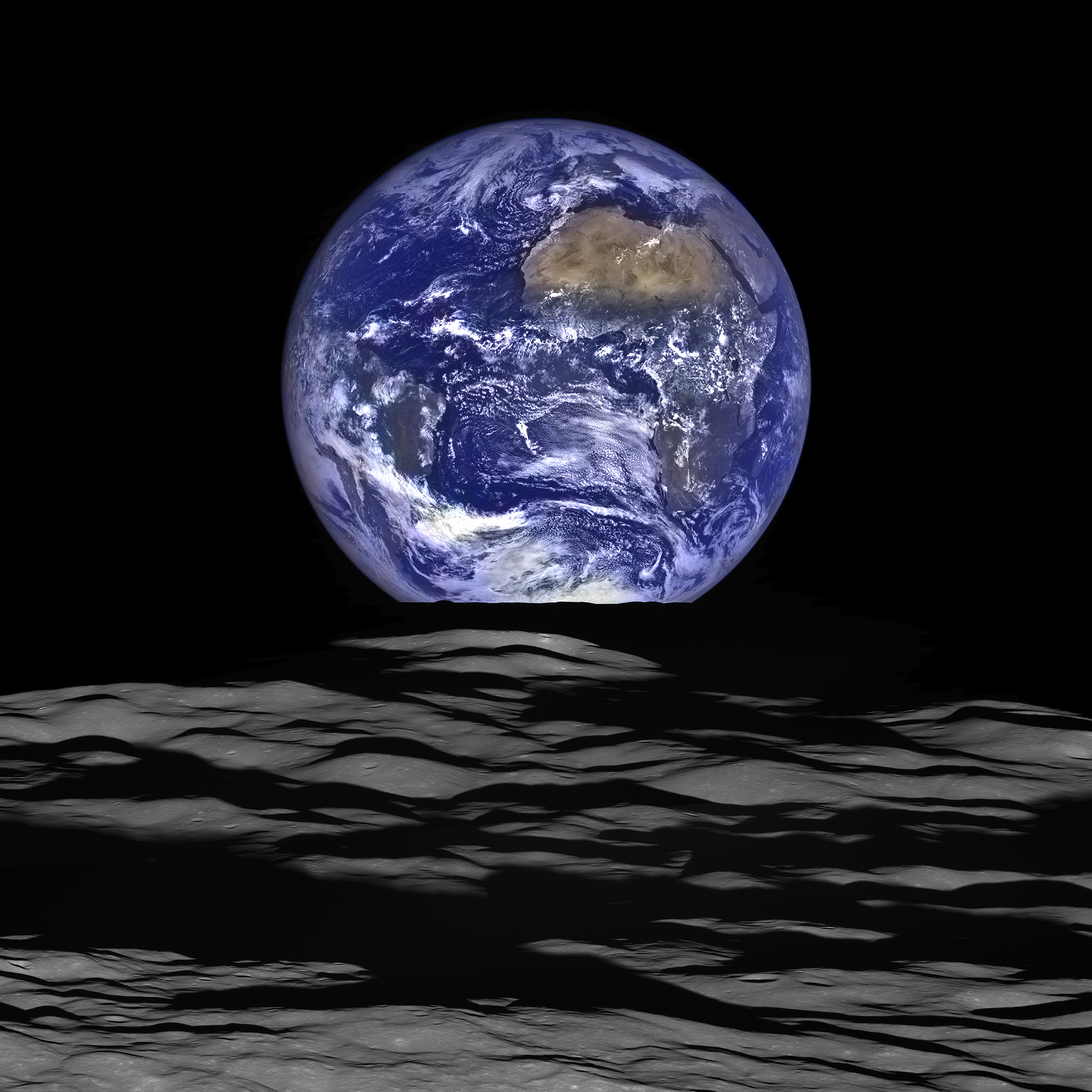 Земята на фона на лунния хоризонт
