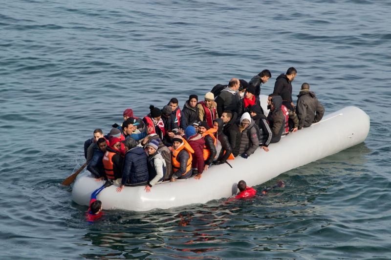 Сирийски бежанец преплува сам от Турция до Гърция