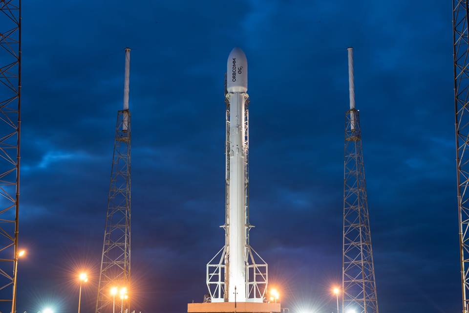 SpaceX успешно приземи ракетата си (видео)