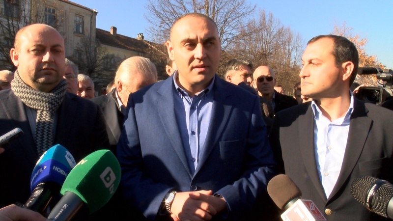 Депутатите Айдоан Али, Хюсеин Хафъзов и Шабанали Ахмед обявиха в Момчилград, че напускат парламентарната група на ДПС