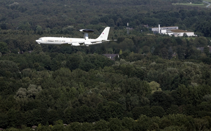 Самолет за наблюдение и разузнаване АУАКС (AWACS) на НАТО лети над Хамбург, Германия
