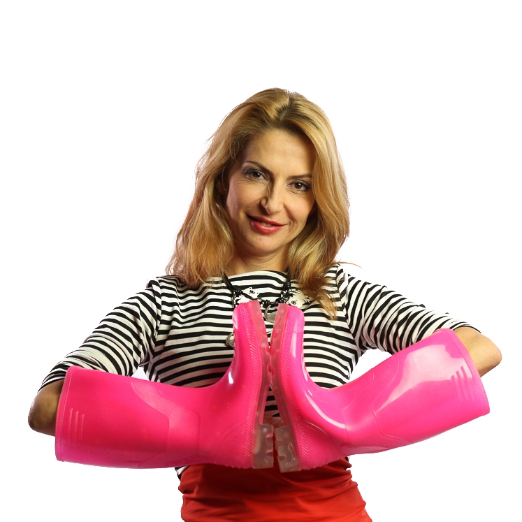 Ива Дойчинова съчетава розово сомбреро с гумени ботуши