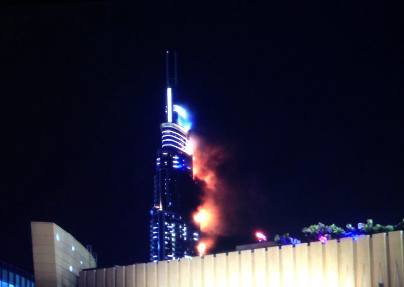 Огромен пожар в хотел в Дубай