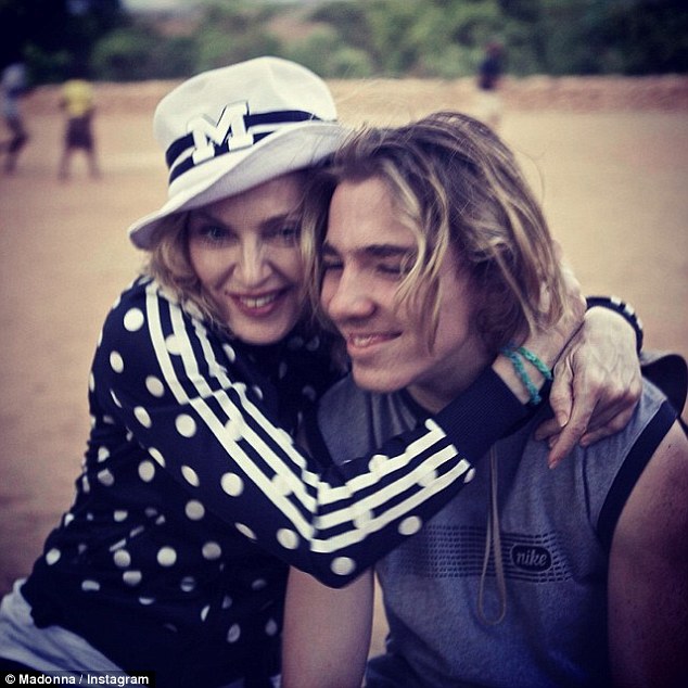 Синът на Мадона я блокира, отказа да се върне при нея