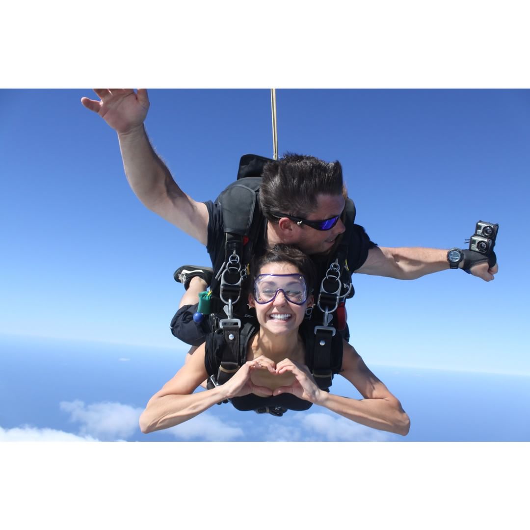 Нина Добрев скочи с парашут