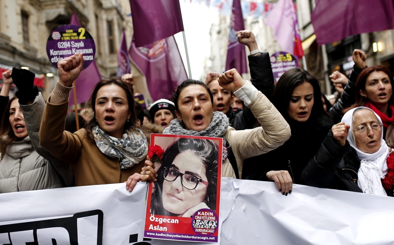 Турски жени на протест срещу убийството на студентката Йозджан Аслан