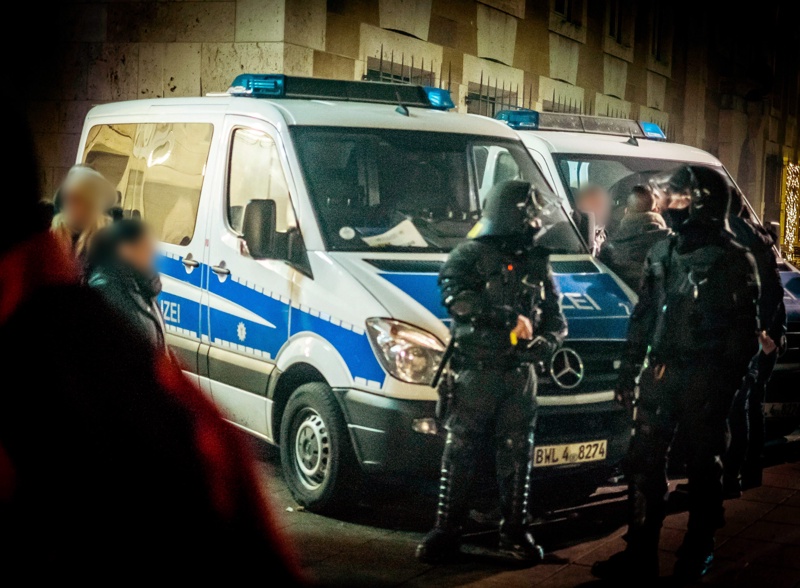 Полицейски части на централния площад в Кьолн след сексуалните посегателства срещу жени