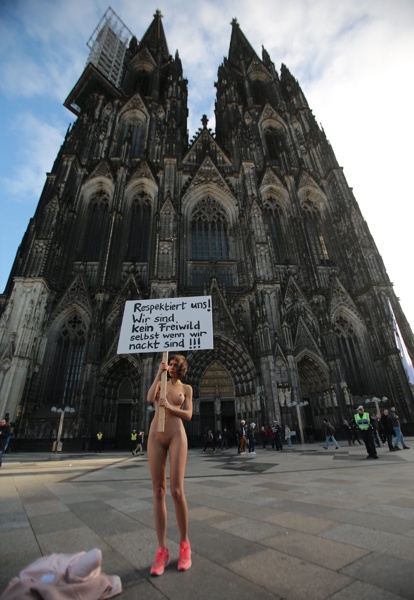 Швейцарка се съблече гола пред катедралата в Кьолн в знак на протест