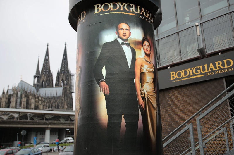Реклама на мюзикъла ”Бодигард”, недалеч от катедралата в Кьолн, в дните след сексуалните нападения над жени