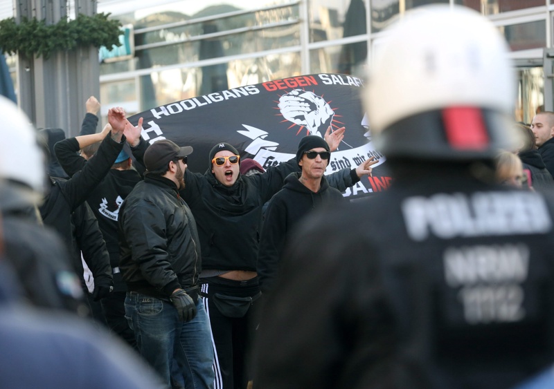 Дясноекстремистки демонстранти влязоха в сблъсък с полицията недалеч от катедралата