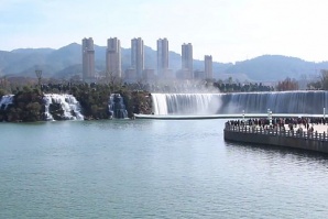 Атракция: Китайци си направиха водопад