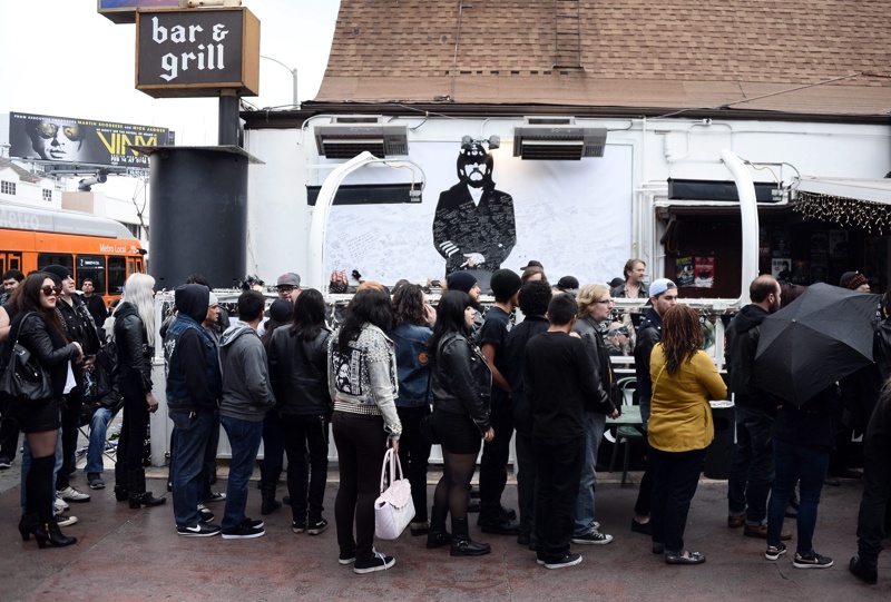 Фенове на Леми Килмистър от Моторхед се събраха в любимия му бар след смъртта му
