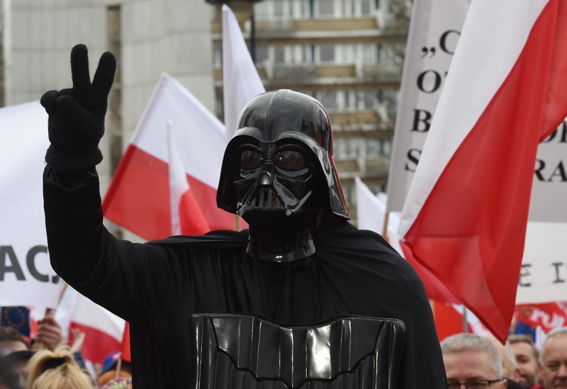 На протестите във Варшава властта бе оприличена на Дарт Вейдър