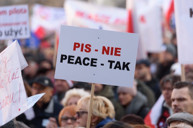 Протестиращ в Познан, Полша, носи плакат с надпис: ПиС (”Право и справедливост”) - не, Мир - да