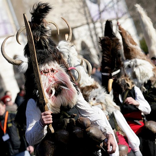 Над 5000 кукери на ”Сурва” в Пернишко