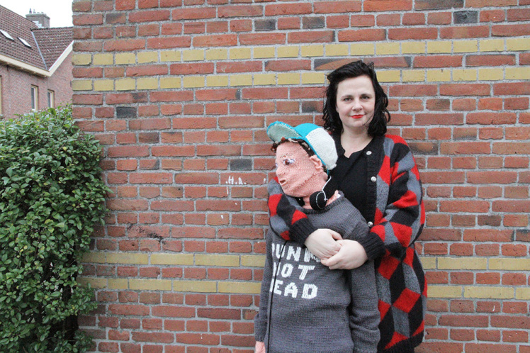 Холандка изплете двойник на сина си, за да го гушка