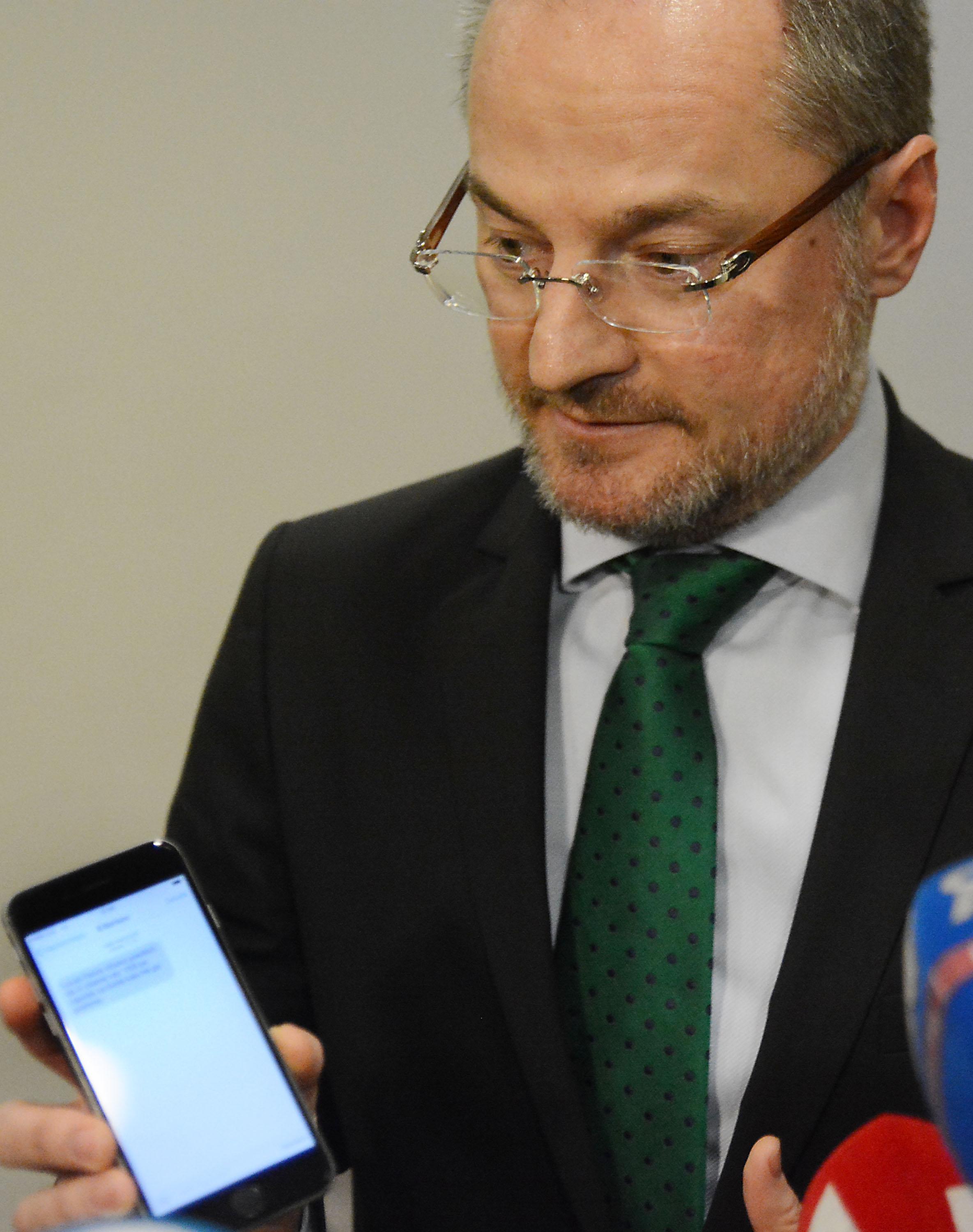 Председателят на ВКС Лозан Панов показа SMS-а, получен от Бойко Борисов