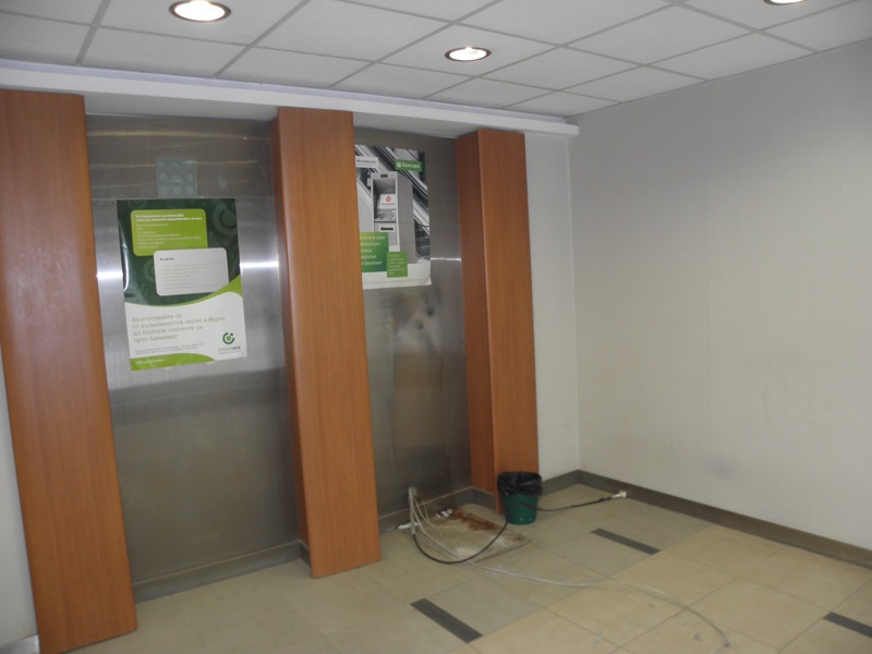 Откраднаха банкомат в Банско (снимки)