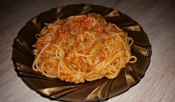 спагети Болонезе с червено вино - КРАДЕНА