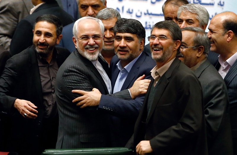 Ирански депутати поздравяват външния министър Мохамад Зариф