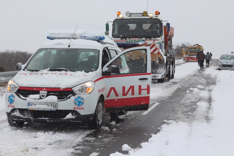 Над денонощие и половина е блокиран път Мъглиж-Гурково заради снегонавяване