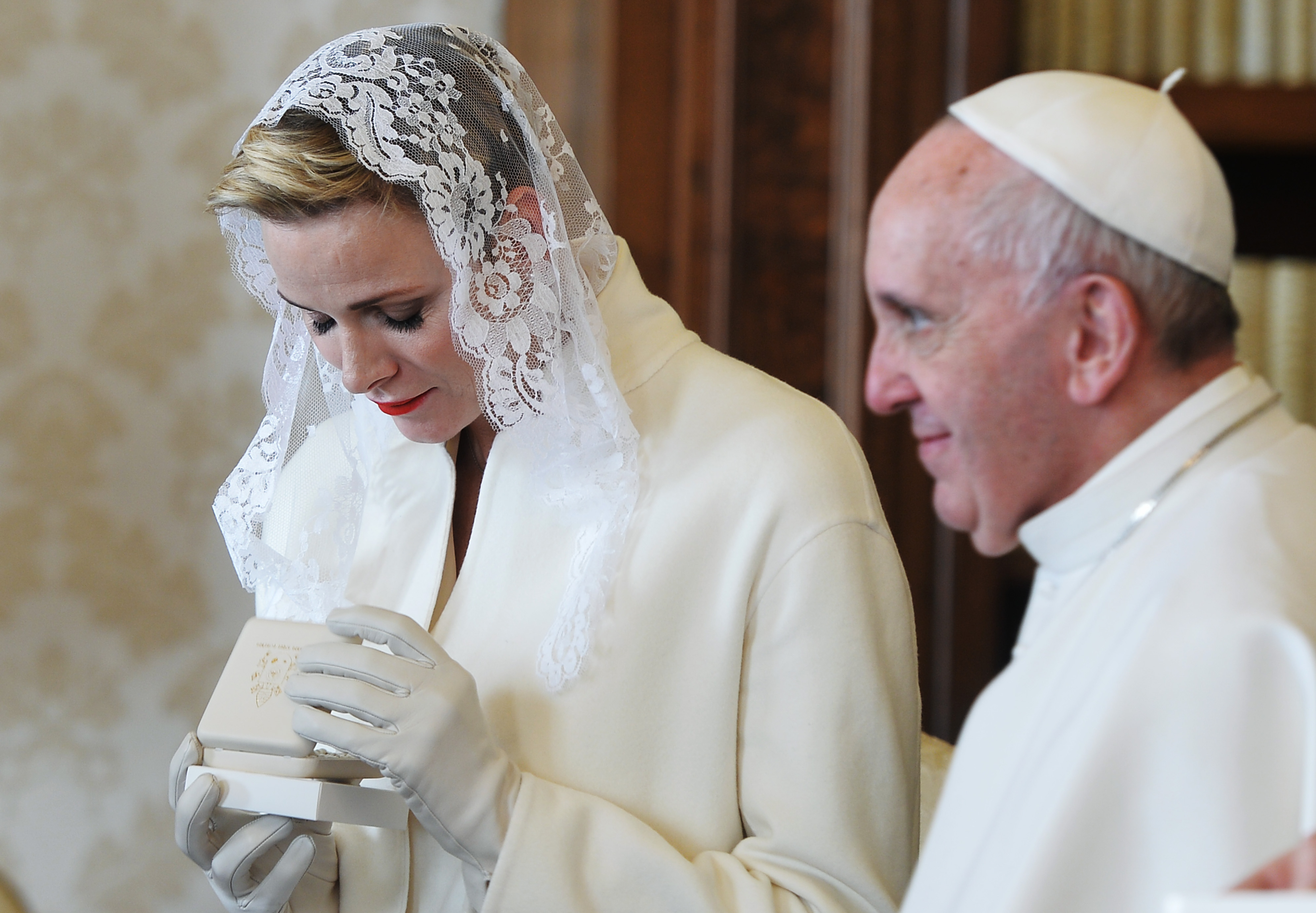 Изключение: Принцеса Шарлийн в бяло при папата