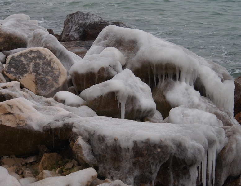 Лед покрива крайбрежните скали по Черноморието