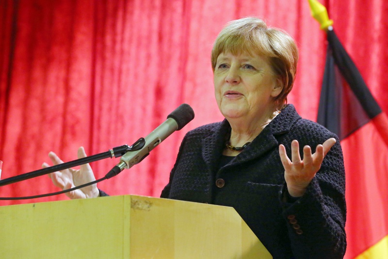 В момента обмисляме как бихме могли да продължим или засилим ангажимента си, каза Ангела Меркел