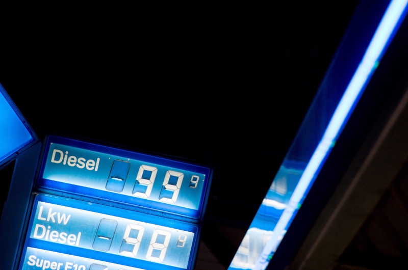 Резкият спад на цената на петрола се отрази и на крайните цени в Европа