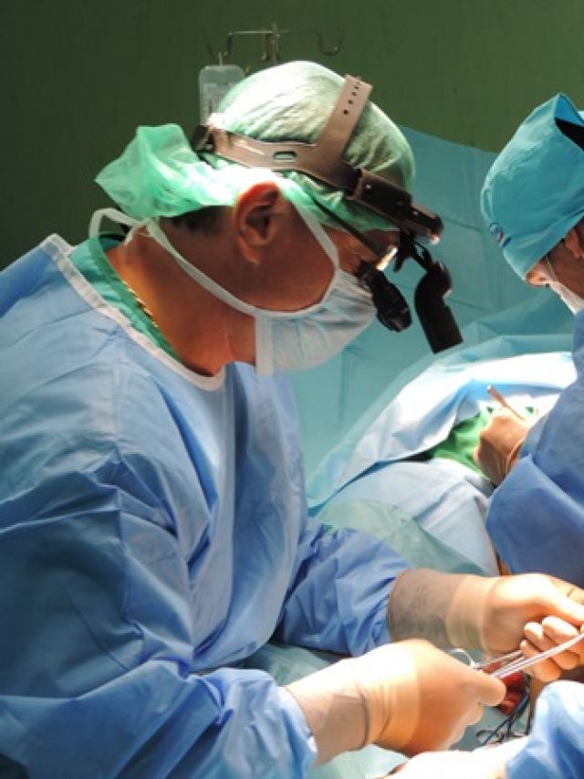 Двете редки операции са извършени от екип травматолози, хирурзи и анестезиолози