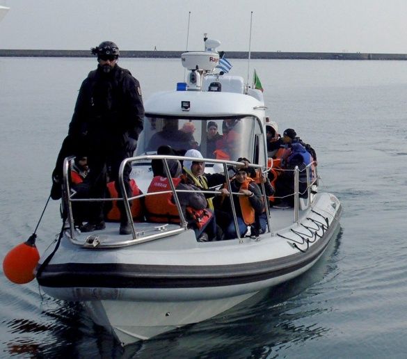 Загинали при удар между туристически кораб и лодка в Гърция