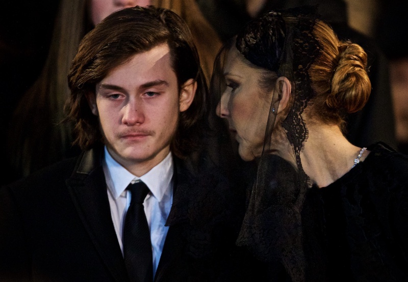 Селин Дион със сина си Рене-Чарлз на погребението на Рене Анжелил