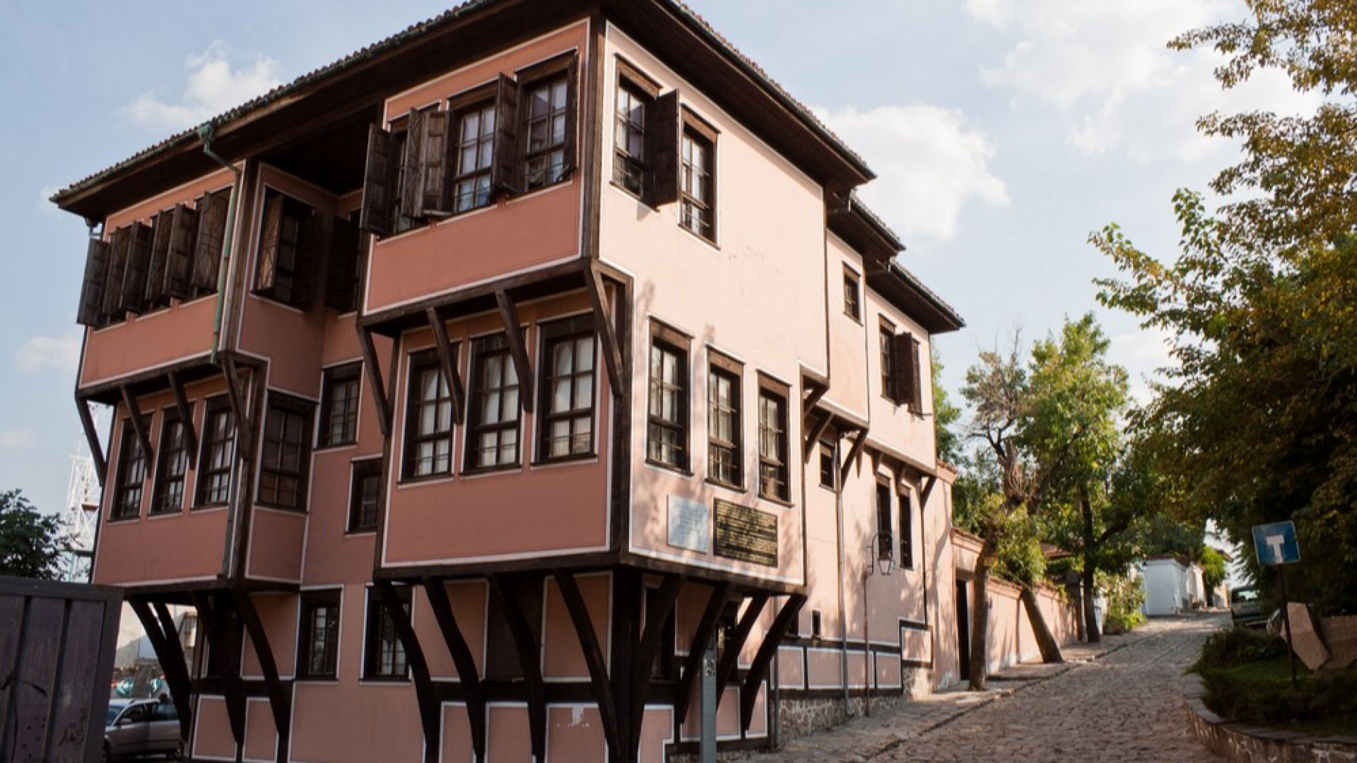 След 50 години: Реставрират "Ламартин" в Стария град в Пловдив