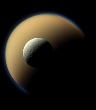 По-малката луна Рея на фона на Титан