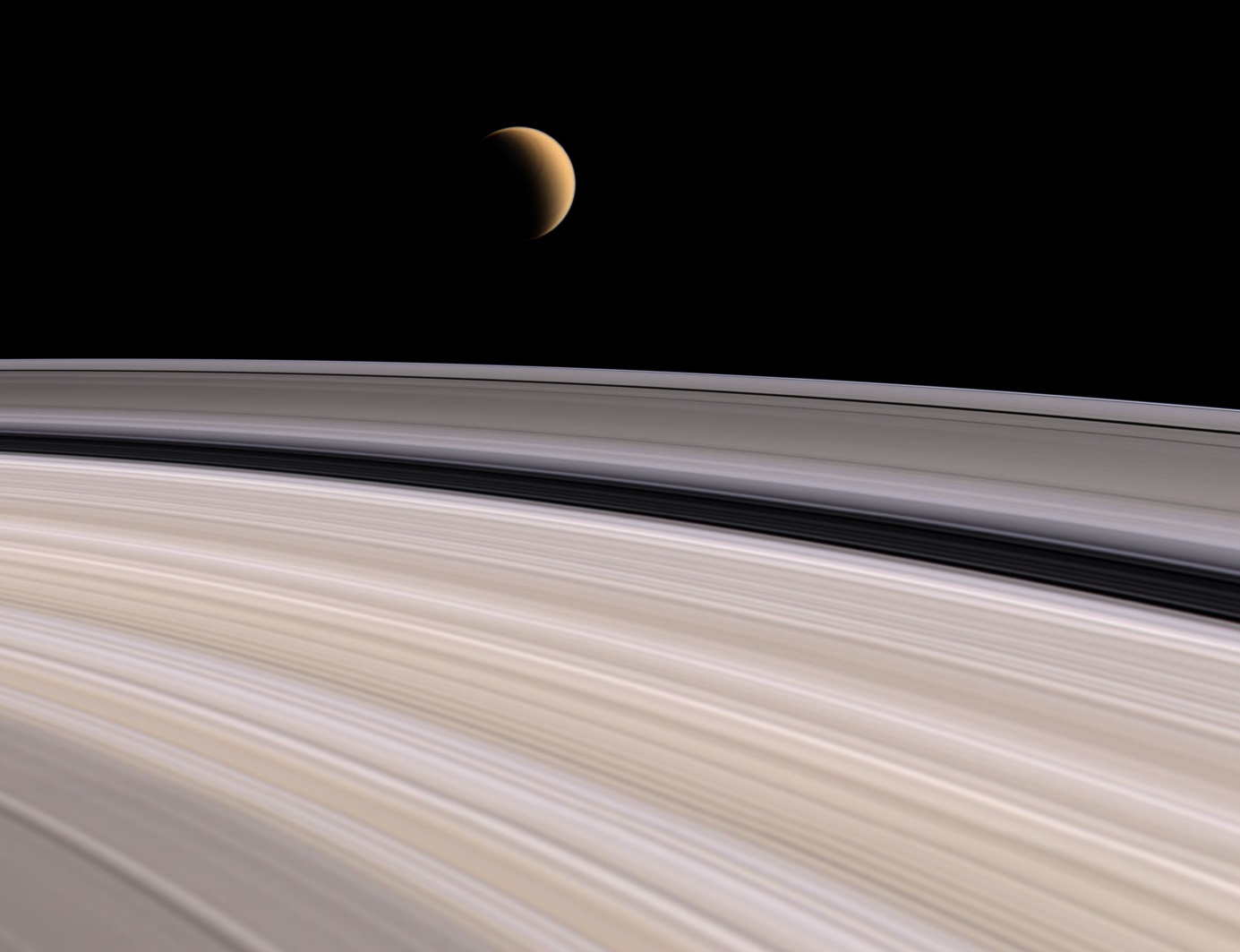 Пръстените на Сатурн и Титан