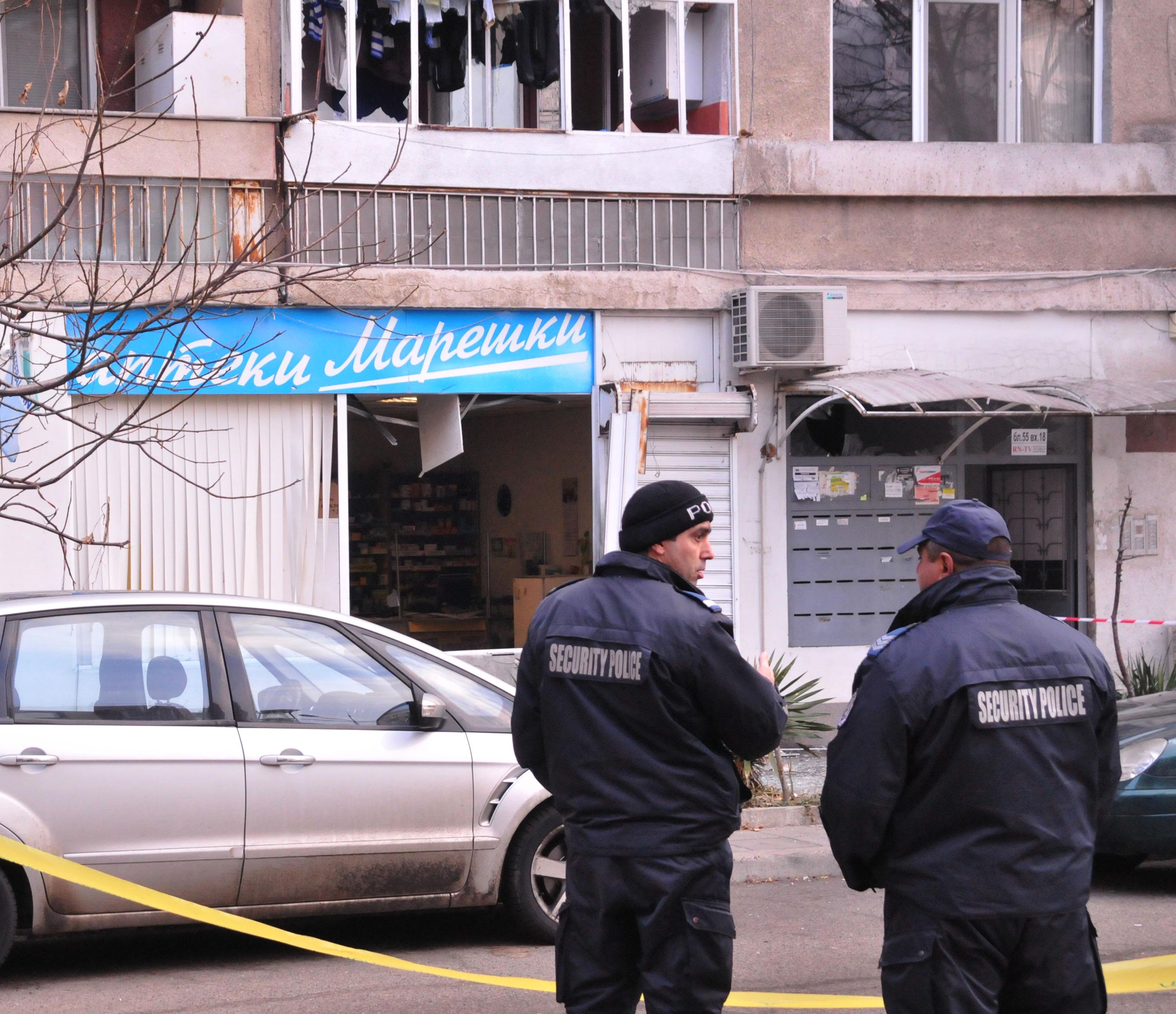 Взривиха аптека на Марешки в Бургас (снимки)