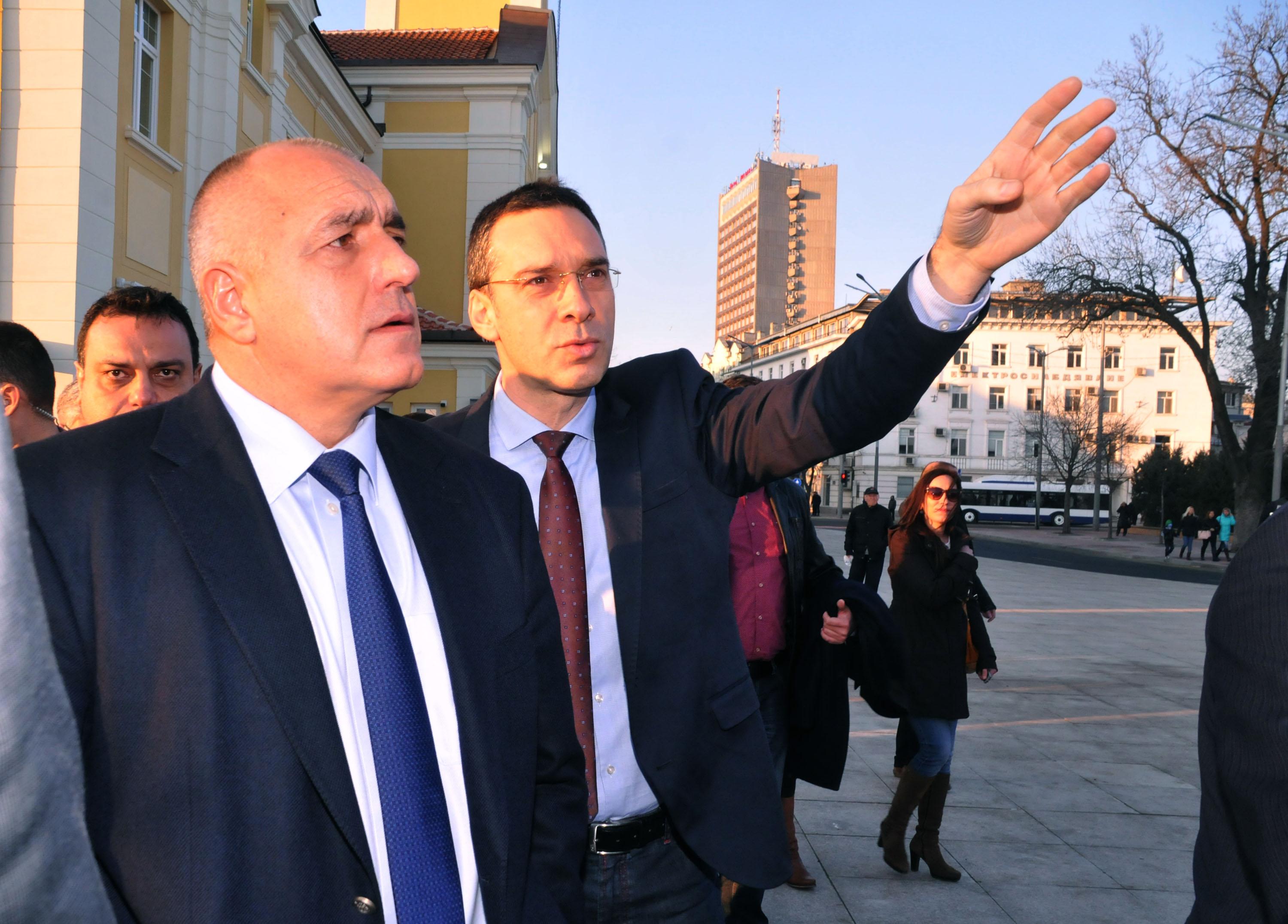 Премиерът Борисов направи оглед на ремонтираната ж. п. гара в Бургас